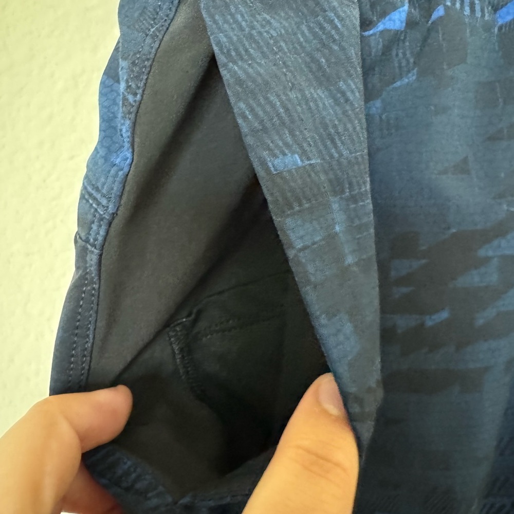 Lululemon Men’s Small pace breaker blue & black 9” Shorts - Picture 6 of 11